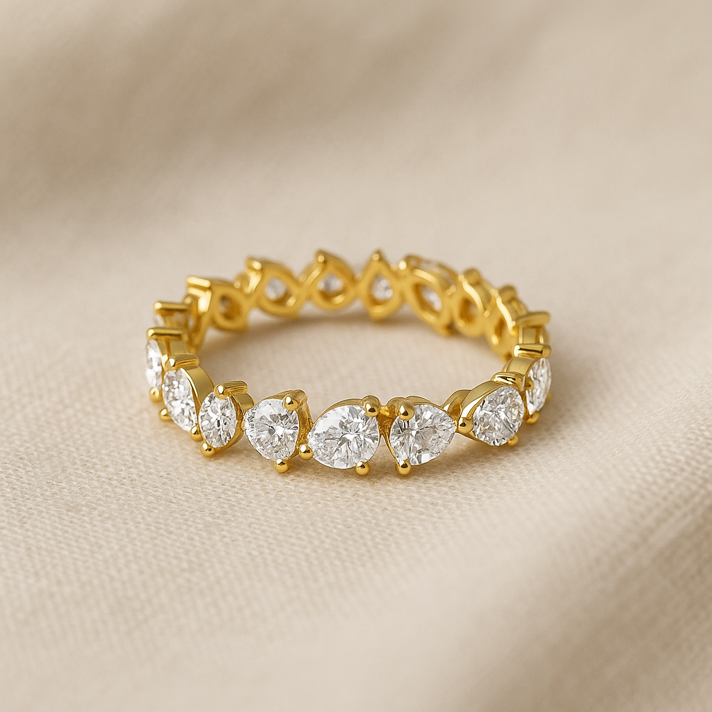 Pear-shape diamond jewellery